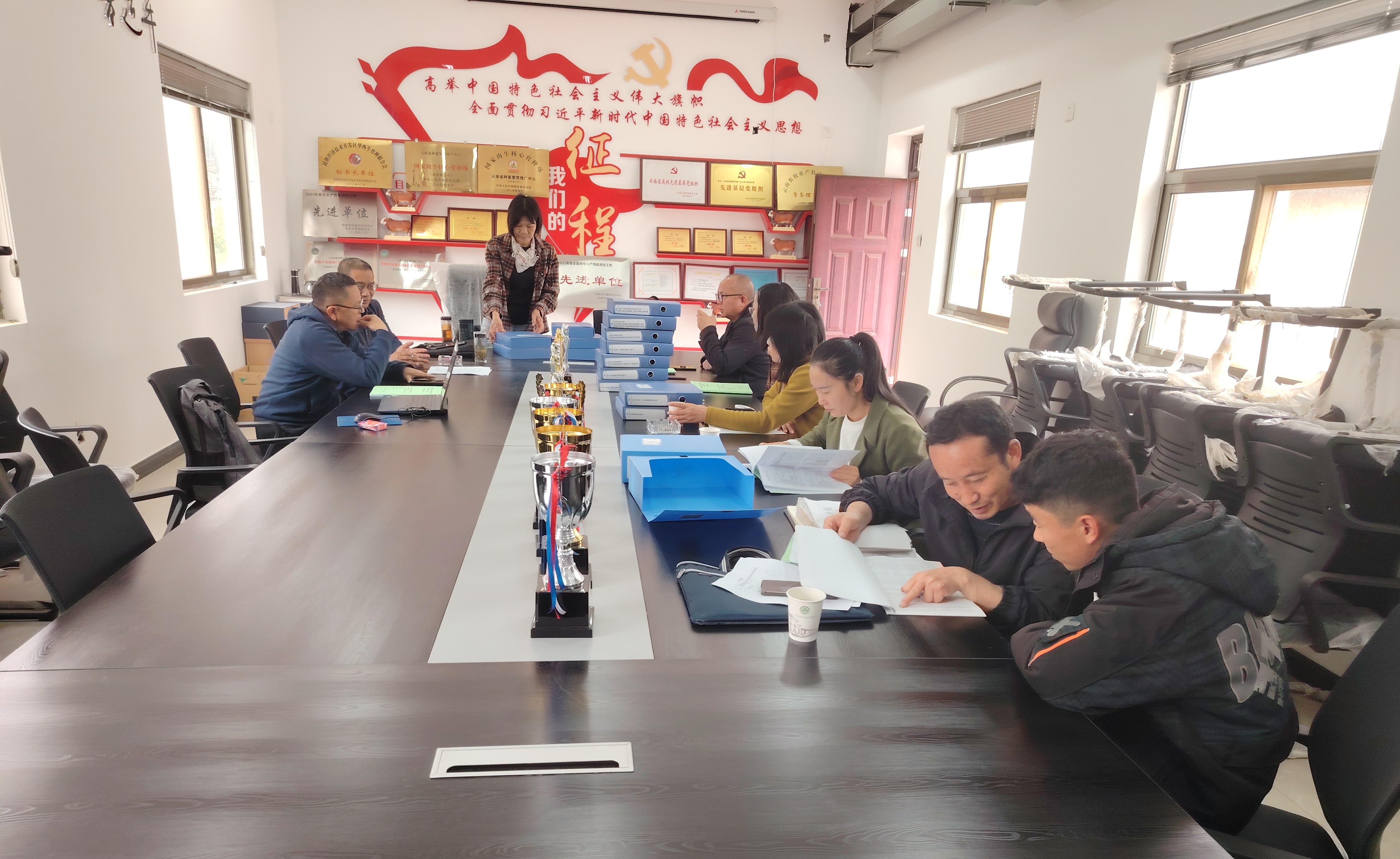 曲靖马龙区疫控中心联合多部门赴世界杯官网种畜技术研发中心调研肉牛养殖